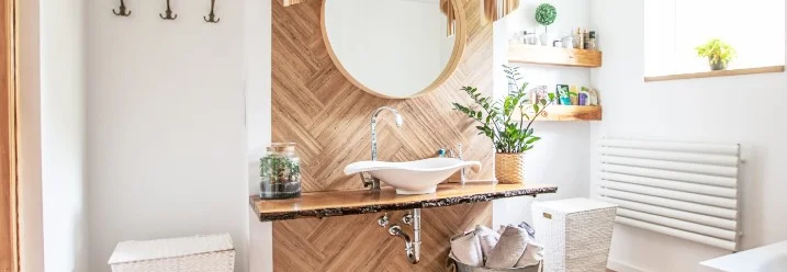 Modernes Badezimmer mit Holzverkleidung